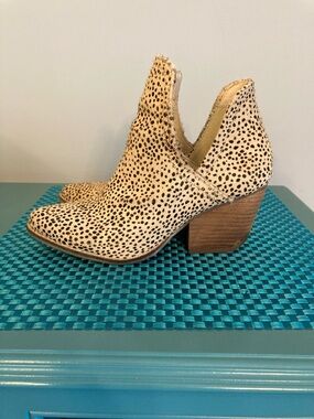 Coconuts by Matisse - Cheetah Print Cutout Ankle Booties Women Size 7